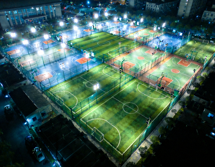 夜间体育场馆全景与场地照明灯光的画面